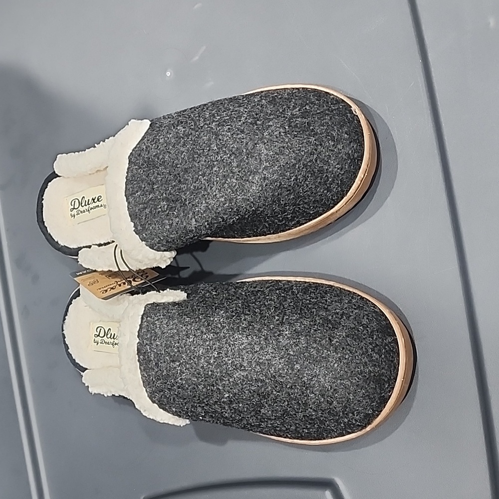 Deluxe by Dearfoams memory foam slippers NWT